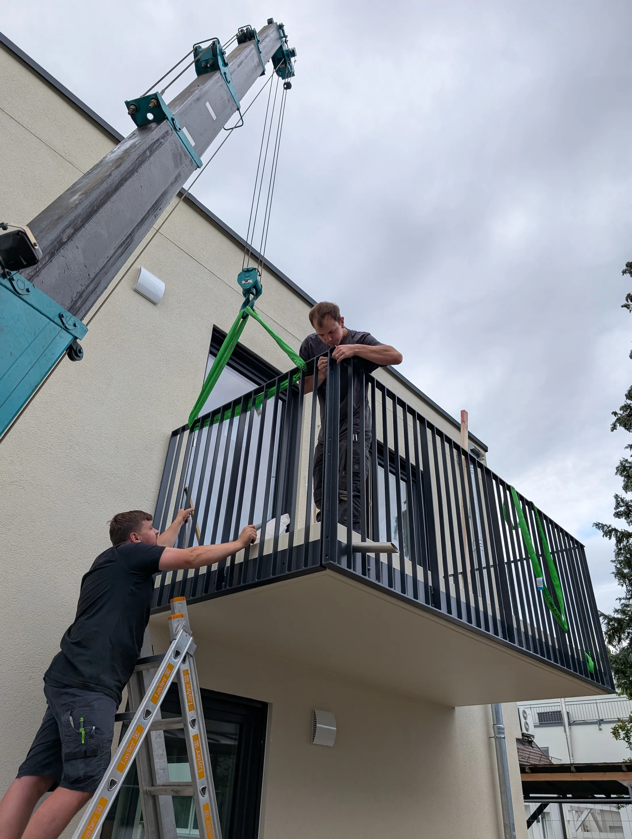 Montage Balkongeländer mit Kran und Dachterrassen Geländer Bild 2