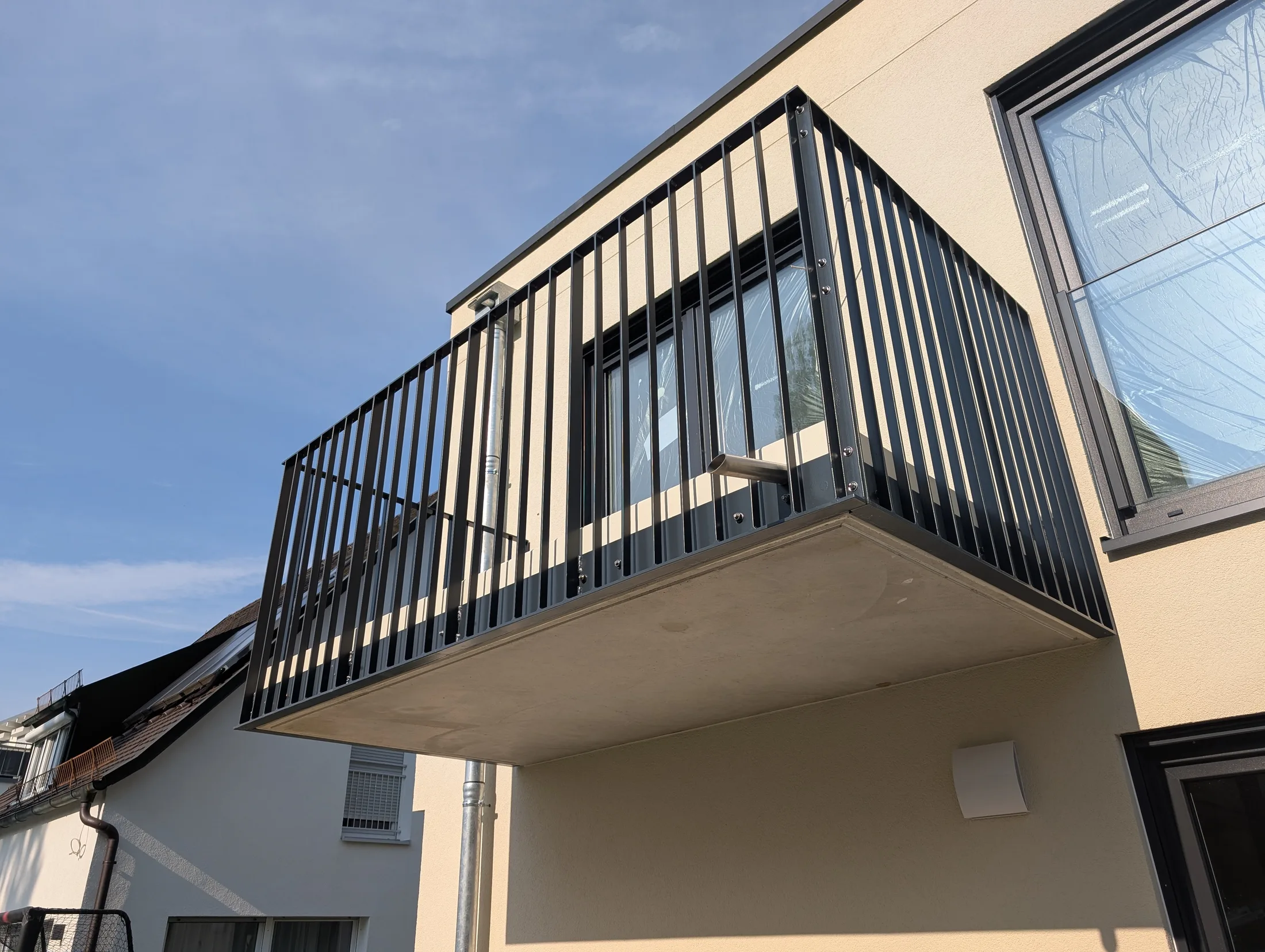Montage Balkongeländer mit Kran und Dachterrassen Geländer – Geländer Referenz