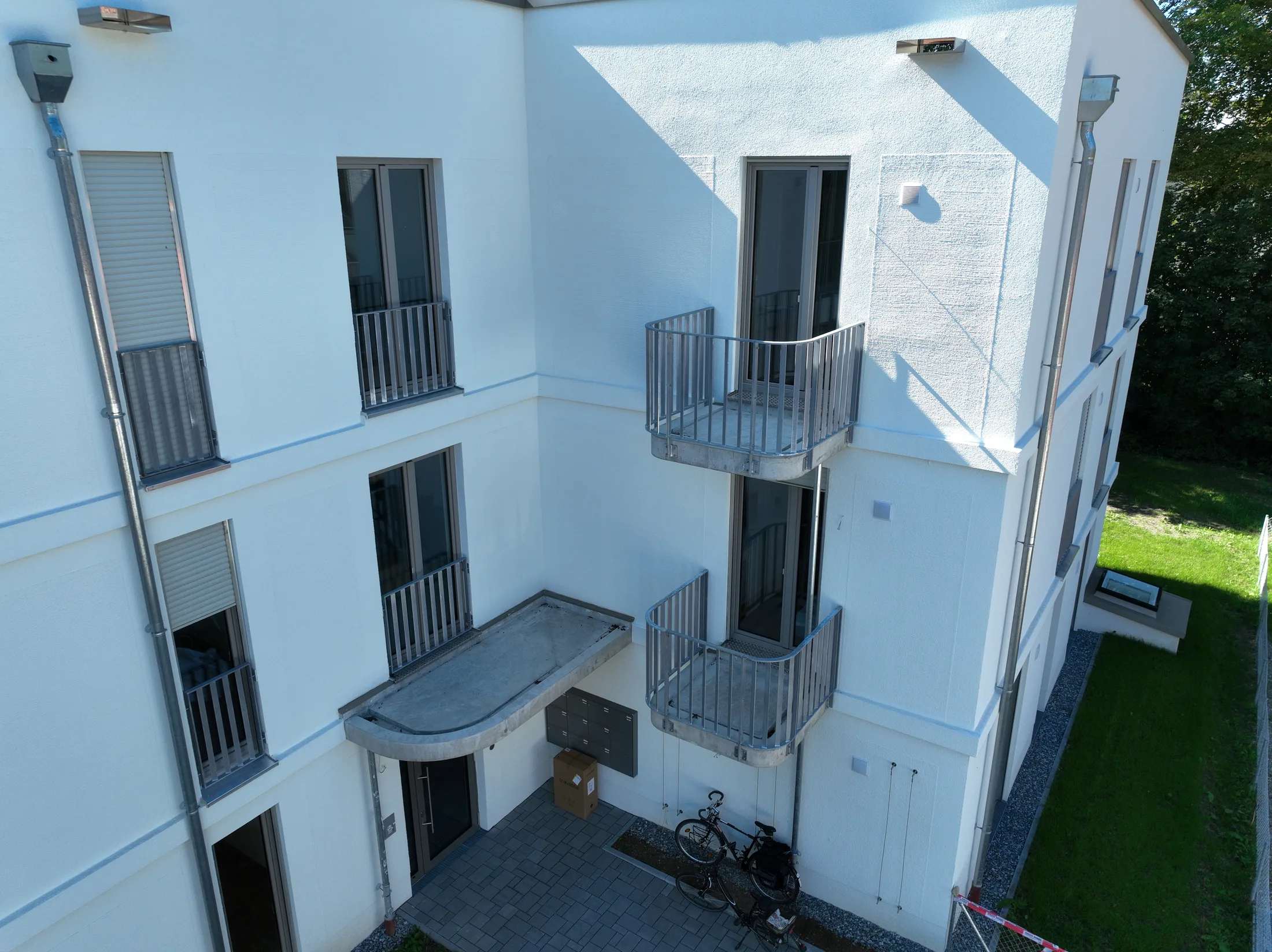 Neubau Balkongeländer und Fenster Absturzsicherungen Füllstäbe gedreht Bild 4